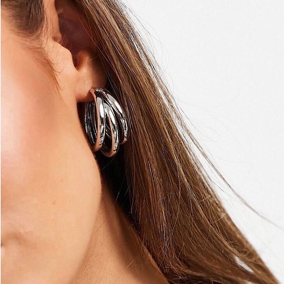 ⚜️[𝟯/$𝟭𝟴]⚜️Big Tripple Silver Hoop Earrings NEW - Picture 3 of 7